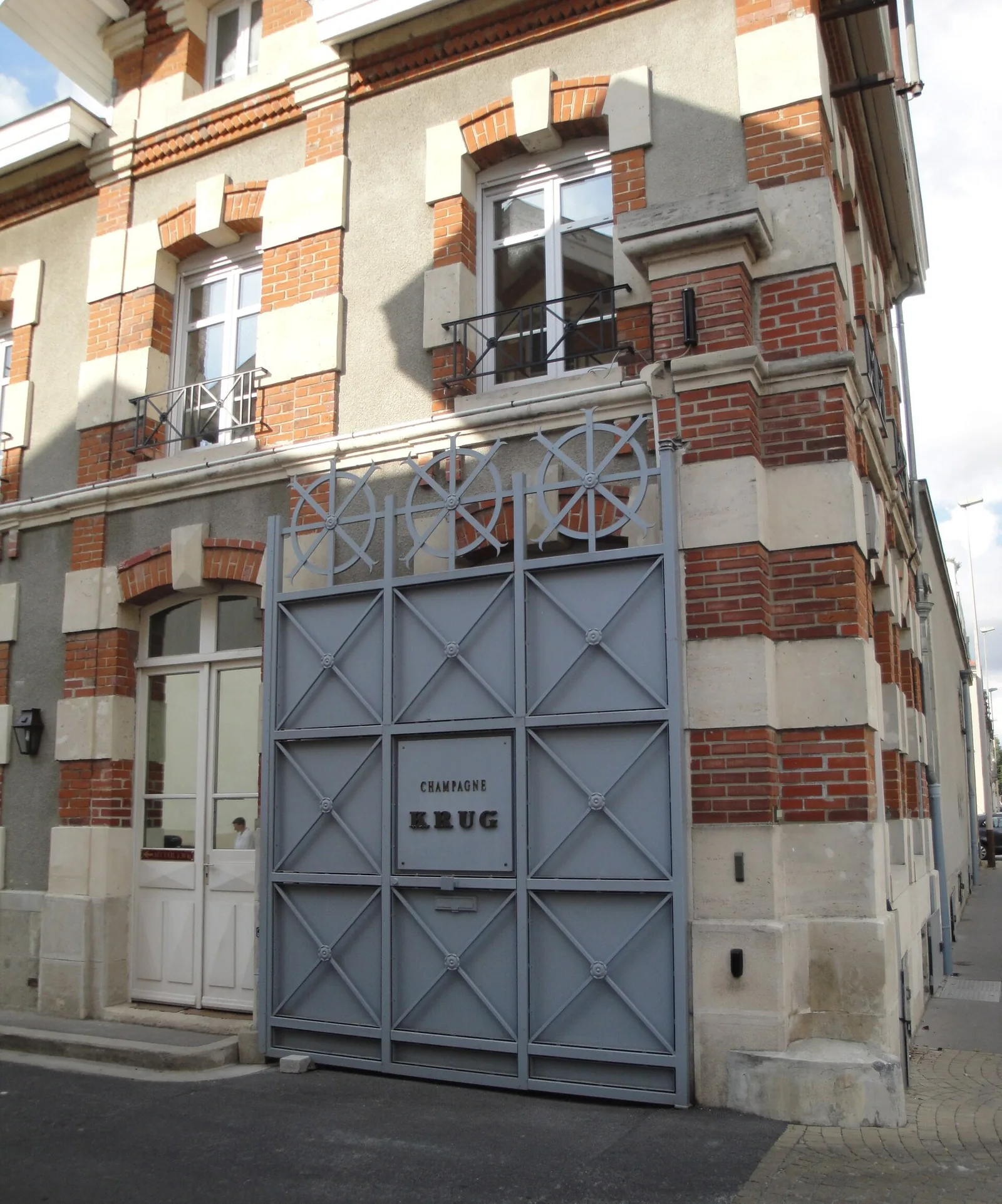 Brama domu Krug przy rue Coquebert w Reims