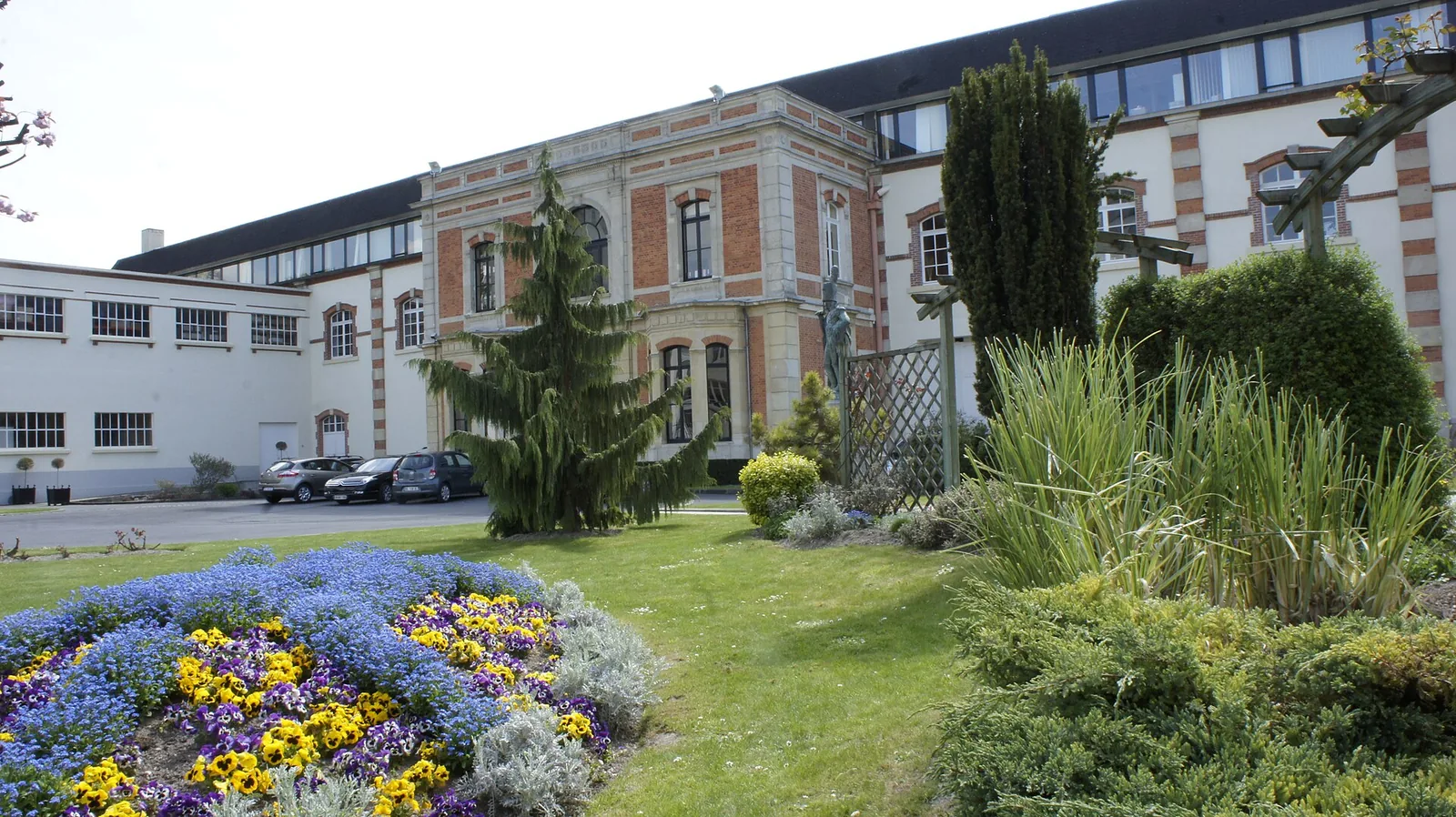 Wejście od rue de Courlancy i park domu Lanson