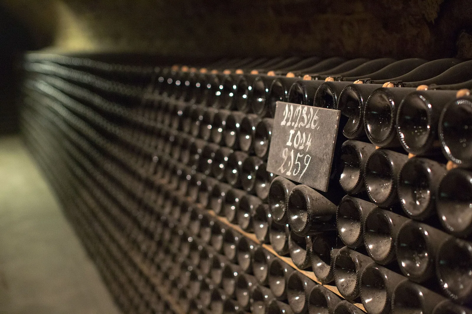 Butelki w kredowych piwnicach Moët & Chandon