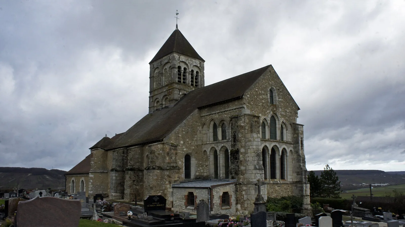 Kościół Saint-Nicaise i krzyż w Cuis